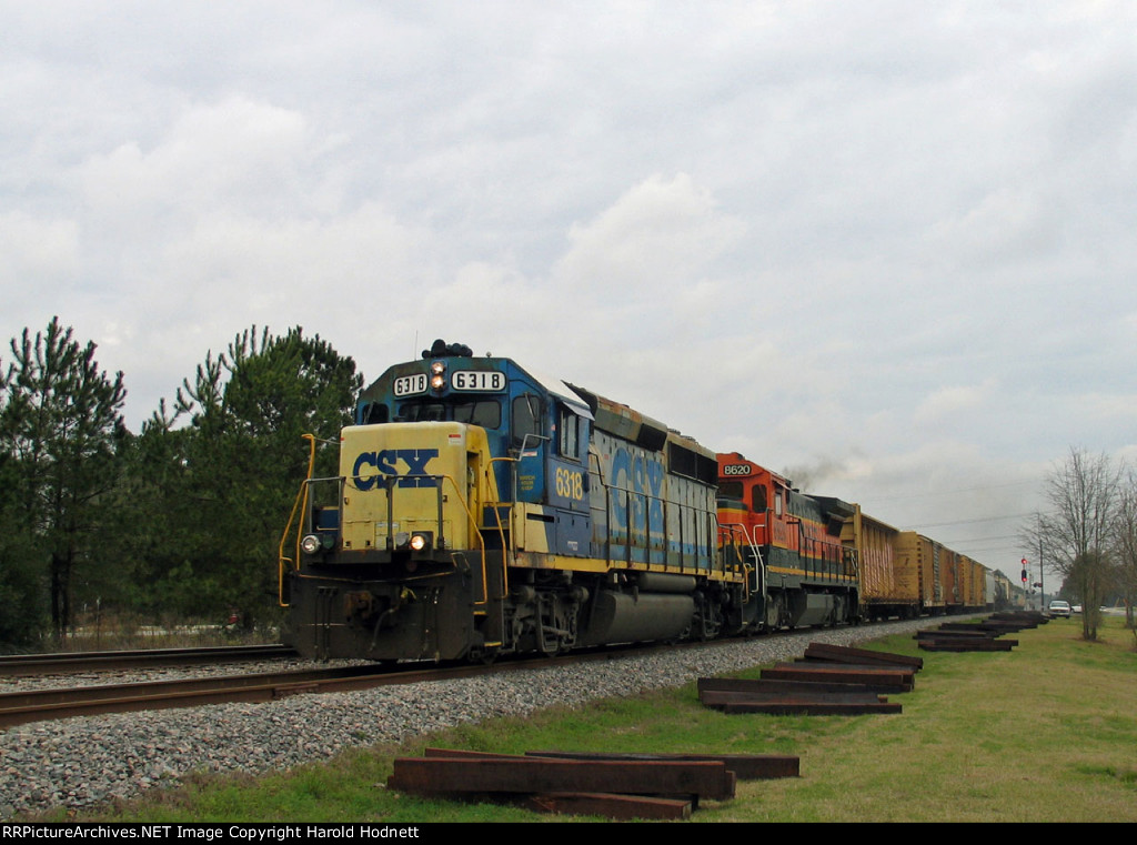 CSX 6318 leads a southbound train